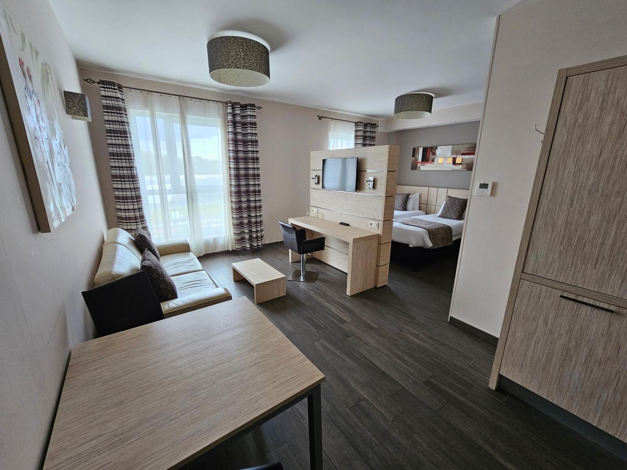 Отель Ibis Styles Charleroi Airport Aero 44 Экстерьер фото