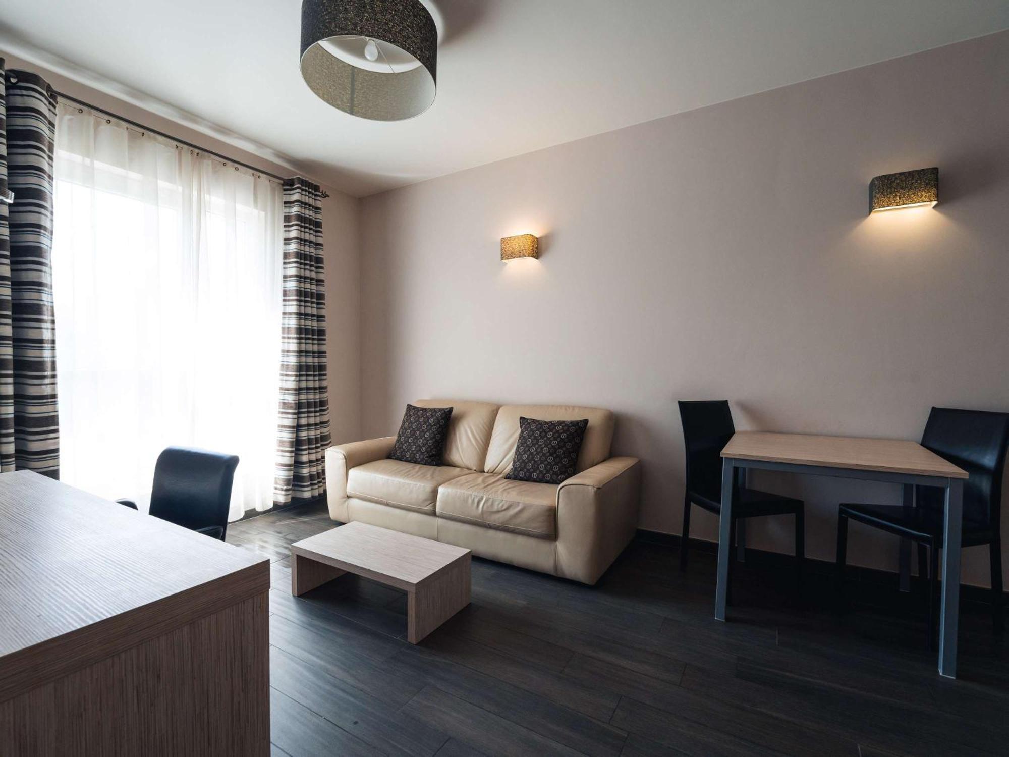 Отель Ibis Styles Charleroi Airport Aero 44 Экстерьер фото